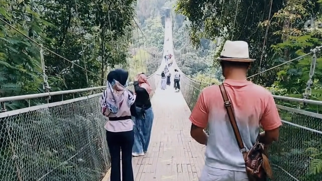 Wisata Sukabumi Instagramable Jembatan Gantung Situ Gunung