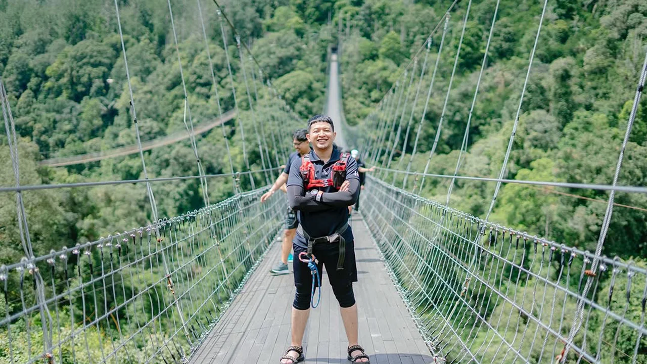 Wisata Sukabumi yang Lagi Hits Situ Gunung Suspension Bridge